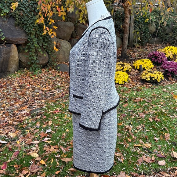 WHITE HOUSE BLACK MARKET B&W TWEED SKIRT SUIT / 2 PIECE SET - SZ 6&4 🖤🤍 - Picture 4 of 11